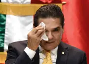 Juez ordena captura de exgobernador Aureoles por represión en comunidad purépecha