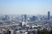 La contaminación atmosférica se adhiere al cielo de la Ciudad de México, afectando la calidad del aire