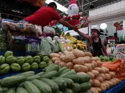 La Paradoja de la Pobreza: Cuando Subir el Precio Obliga a Comprar Más