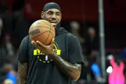 LeBron James alcanza histórico partido 1,611 en la NBA, superando récord de asistencia