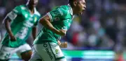 León remonta a Necaxa con golazo de tijera y penal polémico en Liga MX