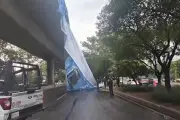 Lona publicitaria se desploma en Periférico de la CDMX, causa caos vial