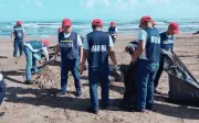 Marina recolecta 330 kilos de petróleo en playas de Veracruz tras derrame