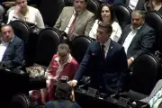 Mayer regresa a la Cámara de Diputados entre críticas y cuestionamientos