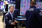 Mercados de EU se Desploman: Dow Jones Pierde Más de 1,200 Puntos