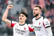 Milan sufre pero vence a Cremonese y sigue en la caza del Inter en la Serie A