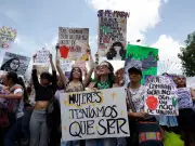 Miles de mujeres marchan en Bogotá contra la violencia de género y feminicidios