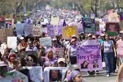 Miles de mujeres marchan en la 'Ola Púrpura' para exigir justicia y derechos