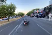 Motociclista choca contra automóvil y derrapa en la Carretera Nacional