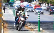 Motos invaden ciclovías en Jalisco sin castigo: ciclistas exigen sanciones y seguridad