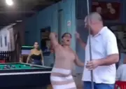 Mujer brasileña encuentra a su esposo con amante en billar y lo lleva a cinturonazos a casa