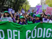 Mujeres exigen aborto fuera del Código Penal; agenda feminista de Morena excluye despenalización total