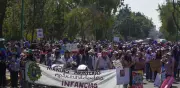 Mujeres marchan en Toluca contra feminicidios; enfrentamientos con policía y gestos de solidaridad