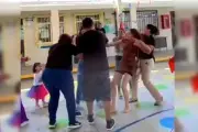 Mujeres se enfrentan en jardín de niños por incidente entre sus hijos