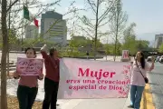 Mujeres se manifiestan con orgullo frente al Palacio Nacional en la CDMX