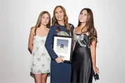 Ángela Fuentes recibe reconocimiento en la Gala Fashion Forward 2026 por su impacto en la moda
