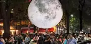 Nueva 'Lady Luna' detiene tráfico en Reforma para foto con instalación artística