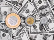 Peso mexicano se deprecia 0.20% frente al dólar este lunes festivo de Benito Juárez