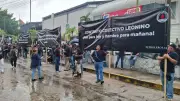 Petroleros de Tabasco marchan de luto contra contrato colectivo 'leonino'