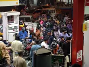 Pánico en Mercados: Petróleo Supera los 100 Dólares Tras Crisis en Oriente Medio