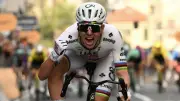 Pogacar rompe la maldición y gana la Milano Sanremo 2026 con ayuda clave de Isaac del Toro
