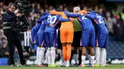 Polémica en Premier League: árbitro atrapado en ritual del Chelsea antes del partido
