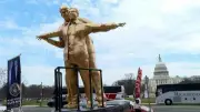 Polémica estatua de Trump y Epstein posando como 'Titanic' aparece en Washington D.C.