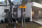 Postes de luz colapsan sobre vivienda en San Pedro Garza García, Nuevo León