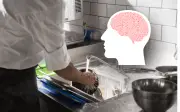 Psicología revela qué significa limpiar mientras cocinas: orden, control y personalidad