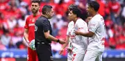 Árbitro impacta con la cabeza a jugador del Toluca en polémica jugada del clásico