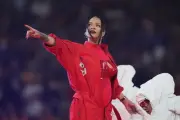Rihanna graba nueva música tras una década de ausencia en los estudios