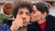 Selena Gómez besa pies de Benny Blanco en defensa ante críticas de higiene