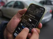 Semovi advierte multas de hasta 46 mil pesos a taxistas que se unan a plataformas como Uber