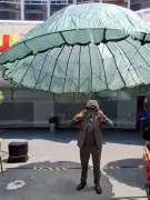 Senador Saúl Monreal porta equipo de paracaidismo de la Marina en el Senado