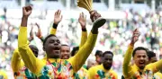 Senegal desafía a la CAF exhibiendo trofeo africano pese a sanción oficial