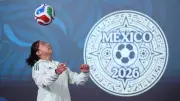 Sheinbaum cede su boleto del Mundial 2026 a joven futbolista en concurso nacional