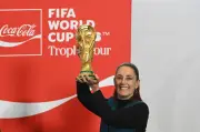 Sheinbaum recibe Copa FIFA 2026 mientras Coca-Cola promueve evento en mañanera