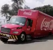 Socavón en Circuito Azteca: Camión de Coca-Cola se hunde a 98 días del Mundial 2026