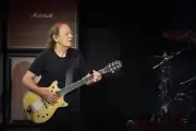 Stevie Young, guitarrista de AC/DC, internado de emergencia en Argentina