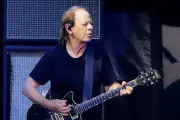 Stevie Young recibe el alta médica antes de los conciertos en Argentina