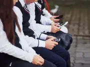 Tamaulipas analiza regular celulares en escuelas tras revelar que menores pasan 9 horas diarias en internet