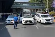 Taxistas Bloquean Terminales del AICM en Protesta por Competencia de Plataformas