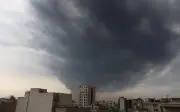 Teherán amanece bajo nube tóxica tras bombardeos israelíes a instalaciones petroleras