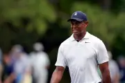 Tiger Woods sufre aparatosa volcadura en Florida tras accidente automovilístico