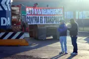 Transportistas anuncian paro indefinido por alza de combustibles y peajes