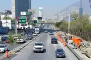 Tras intenso tira y afloja, reabren carril en Morones Prieto en Monterrey