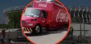 Un socavón se traga un camión de refrescos frente al Estadio Azteca en Coyoacán