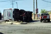 Unidad de Transporte de Personal Choca y Vuelca en Carretera, Varios Heridos Reportados