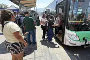 Usuarios de transporte público enfrentan caos por falta de información sobre paradas
