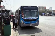 Usuarios de transporte público enfrentan cobros en efectivo hasta de $17 por ruta